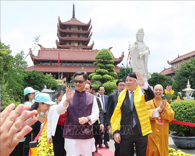 Chủ tịch nước Lương Cường và các đại biểu tại chùa Thanh Tâm. Ảnh: Lâm Khánh – TTXVN