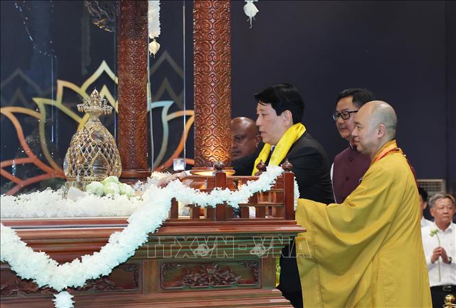 Chủ tịch nước Lương Cường chiêm bái xá lợi Đức Phật Thích Ca Mâu Ni được lưu giữ tại chùa Thanh Tâm. Ảnh: Lâm Khánh – TTXVN