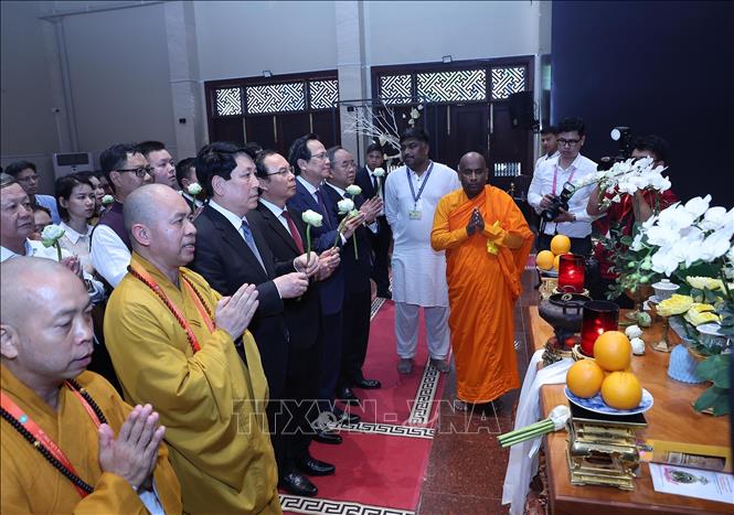 Chủ tịch nước Lương Cường cùng các đại biểu chiêm bái xá lợi Đức Phật Thích Ca Mâu Ni được tôn trí tại chùa Thanh Tâm. Ảnh: Lâm Khánh – TTXVN