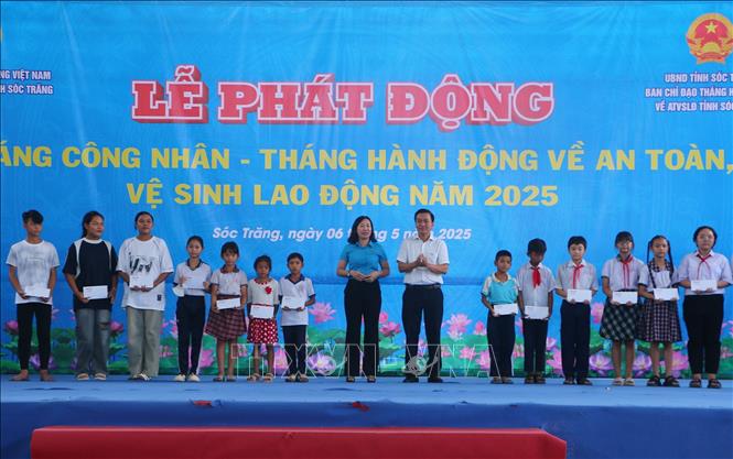 Ban tổ chức trao tặng 50 suất học bổng cho con em của đoàn viên, người lao động đồng bào dân tộc thiểu số. Ảnh: Tuấn Phi-TTXVN