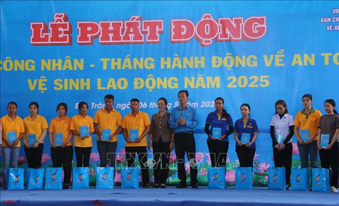 Ban tổ chức trao tặng 100 phần quà đoàn viên, người lao động. Ảnh: Tuấn Phi-TTXVN