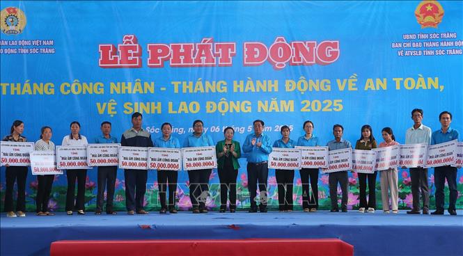 Ban tổ chức trao tặng bảng tượng trưng 22 căn nhà Mái ấm công đoàn cho đoàn viên có hoàn cảnh khó khăn. Ảnh: Tuấn Phi-TTXVN