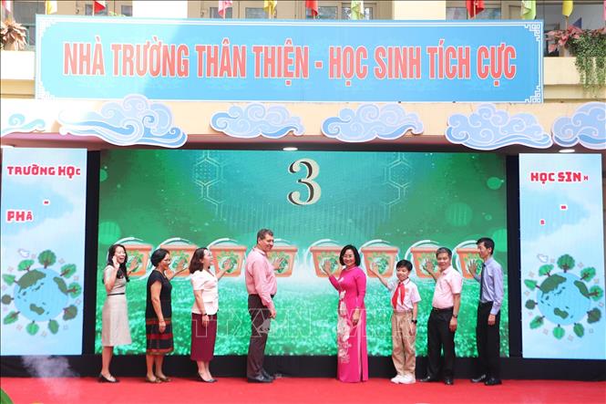Các đại biểu thực hiện nghi thức cam kết vì tương lai xanh, không lãng phí thực phẩm. Ảnh: Nguyễn Cúc-TTXVN