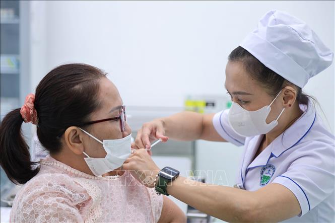 Tiêm chủng vaccine phòng zona thần kinh cho người dân tại Trung tâm Tiêm chủng, Bệnh viện Da liễu Thành phố Hồ Chí Minh. Ảnh: Đinh Hằng - TTXVN