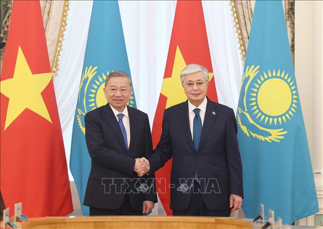 Tổng Bí thư Tô Lâm và Tổng thống Kazakhstan Kassym-Jomart Tokayev chụp ảnh chung trước hội đàm cấp Nhà nước. Ảnh: Thống Nhất – TTXVN
