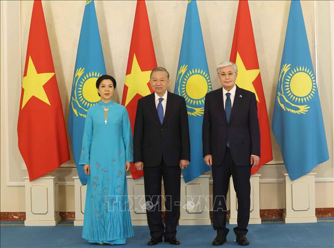 Tổng thống Kazakhstan Kassym-Jomart Tokayev chụp ảnh chung với Tổng Bí thư Tô Lâm và Phu nhân. Ảnh: Thống Nhất - TTXVN

