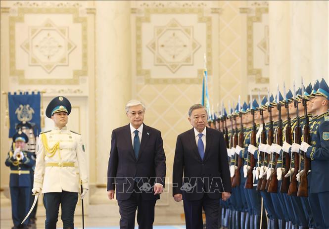 Tổng Bí thư Tô Lâm và Tổng thống Kazakhstan Kassym-Jomart Tokayev duyệt Đội danh dự tại Lễ đón. Ảnh: Thống Nhất - TTXVN

