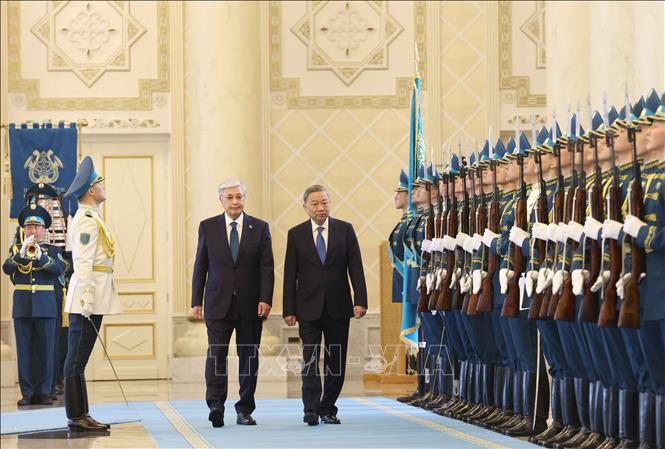 Tổng Bí thư Tô Lâm và Tổng thống Kazakhstan Kassym-Jomart Tokayev duyệt Đội danh dự tại Lễ đón. Ảnh: Thống Nhất - TTXVN

