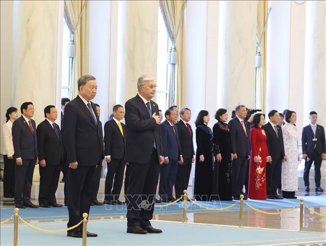 Tổng Bí thư Tô Lâm và Tổng thống Kazakhstan Kassym-Jomart Tokayev nghe quân nhạc cử Quốc thiều hai nước tại lễ đón. Ảnh: Thống Nhất - TTXVN


