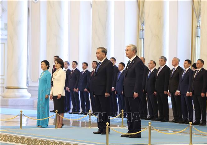 Tổng thống Kazakhstan Kassym-Jomart Tokayev chủ trì lễ đón chính thức Tổng Bí thư Tô Lâm và Phu nhân. Ảnh: Thống Nhất - TTXVN

