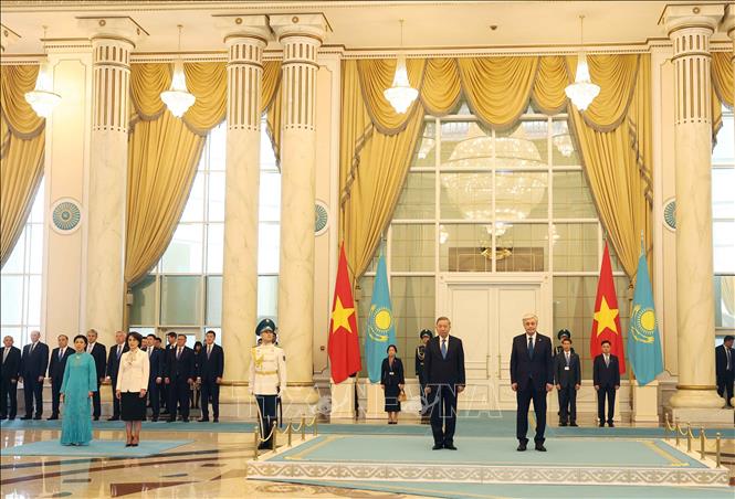 Tổng thống Kazakhstan Kassym-Jomart Tokayev chủ trì Lễ đón chính thức Tổng Bí thư Tô Lâm và Phu nhân. Ảnh: Thống Nhất - TTXVN


