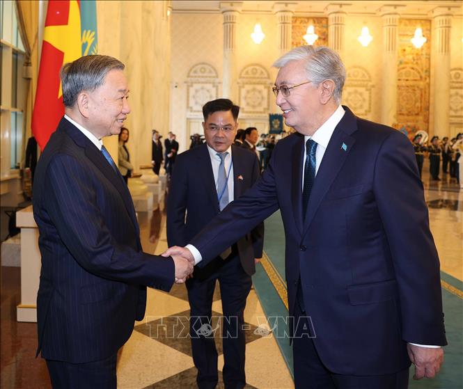 Tổng thống Kazakhstan Kassym-Jomart Tokayev đón Tổng Bí thư Tô Lâm. Ảnh: Thống Nhất - TTXVN

