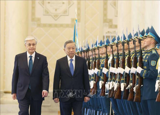 Tổng Bí thư Tô Lâm và Tổng thống Kazakhstan Kassym-Jomart Tokayev duyệt đội danh dự tại Lễ đón. Ảnh: Thống Nhất - TTXVN

