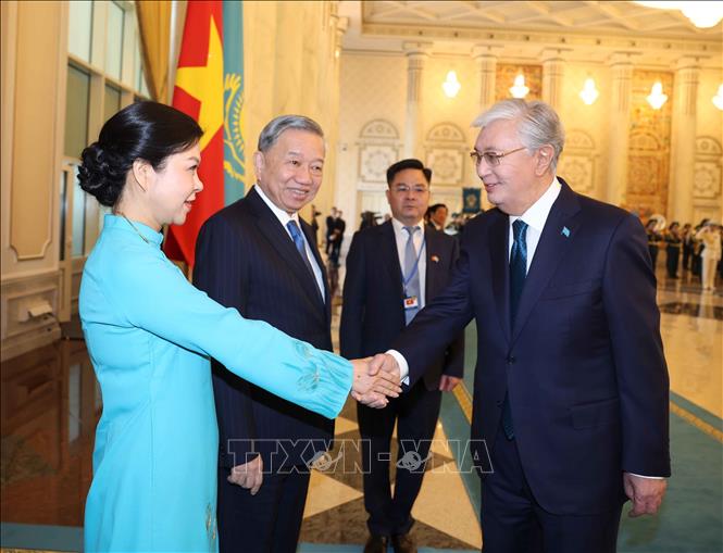 Tổng thống Kazakhstan Kassym-Jomart Tokayev đón Tổng Bí thư Tô Lâm và Phu nhân. Ảnh: Thống Nhất - TTXVN

