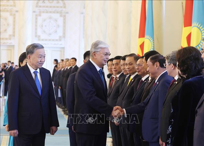 Tổng Bí thư Tô Lâm giới thiệu thành viên đoàn Việt Nam với Tổng thống Kazakhstan Kassym-Jomart Tokayev. Ảnh: Thống Nhất - TTXVN

