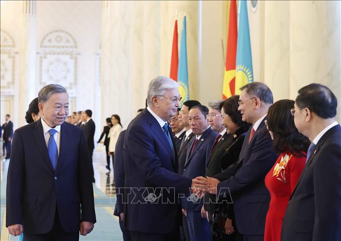 Tổng Bí thư Tô Lâm giới thiệu thành viên đoàn Việt Nam với Tổng thống Kazakhstan Kassym-Jomart Tokayev. Ảnh: Thống Nhất - TTXVN

