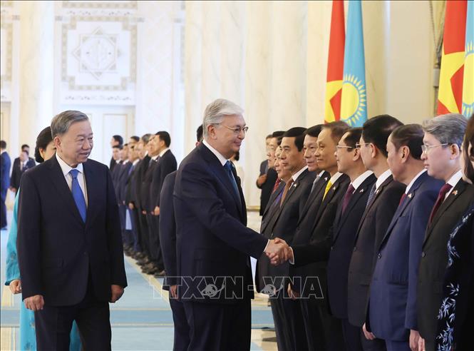 Tổng Bí thư Tô Lâm giới thiệu thành viên đoàn Việt Nam với Tổng thống Kazakhstan Kassym-Jomart Tokayev. Ảnh: Thống Nhất - TTXVN

