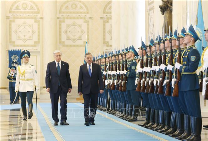 Tổng Bí thư Tô Lâm và Tổng thống Kazakhstan Kassym-Jomart Tokayev duyệt đội danh dự tại Lễ đón. Ảnh: Thống Nhất - TTXVN

