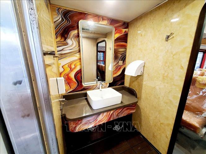 Nội thất các toa tàu Hoa Phượng Đỏ hoàn toàn mới, nổi bật với thiết kế hiện đại, tiện nghi. Ảnh: TTXVN phát