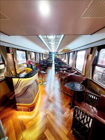 Một số toa VIP là điểm nhấn đặc biệt, được thiết kế theo phong cách Indochine, kết hợp hài hòa giữa vẻ đẹp cổ điển Á Đông và sự sang trọng phương Tây. Ảnh: TTXVN phát