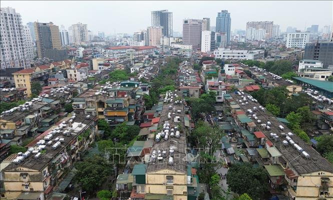 Khu tập thể Thành Công hiện có 68 toà nhà cao 2 - 5 tầng, được xây dựng từ năm 1979 - 1982. Đây là nơi sinh sống của hơn 13.000 cư dân với tình trạng xuống cấp nghiêm trọng. Ảnh: Quốc Khánh - TTXVN