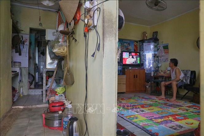3 thế hệ cùng sinh sống trong một căn phòng diện tích 40 m2 tại nhà A4 - khu tập thể Ngọc Khánh. Ảnh: Lê Đông - TTXVN