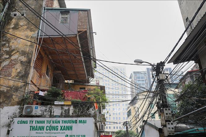 Các hộ dân tìm mọi cách cơi nới tăng thêm không gian, diện tích sử dụng. Ảnh: Lê Đông - TTXVN