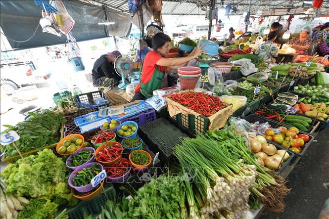 Các quầy rau củ quả tại một chợ ở Bangkok, Thái Lan. Ảnh: THX/TTXVN