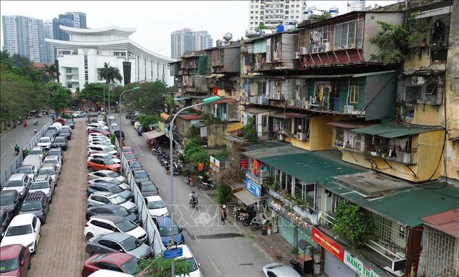 Khu tập thể Thành Công xuống cấp với mặt ngoài mất mỹ quan và nguy hiểm. Ảnh: Quốc Khánh - TTXVN