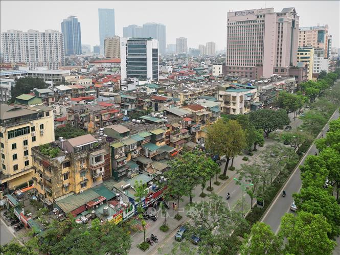 Khu tập thể H1 Thành Công tồn tại giữa không gian hiện đại của Hà Nội. Ảnh: Lê Đông - TTXVN