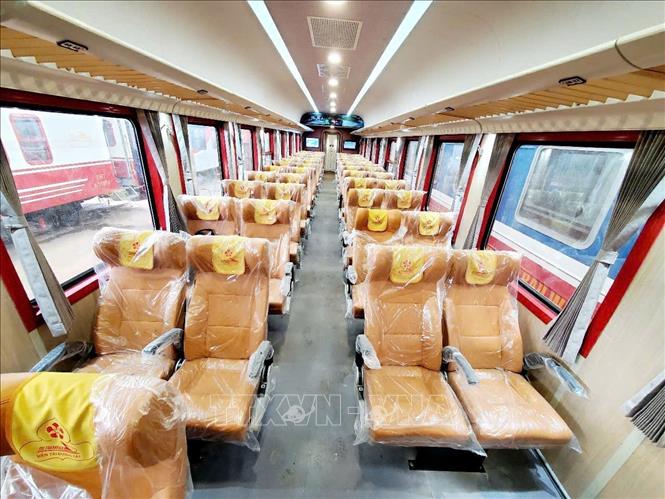 Mỗi ghế ngồi đều được trang bị đèn đọc sách cá nhân, wifi miễn phí, đáp ứng đầy đủ nhu cầu giải trí, làm việc và nghỉ ngơi của hành khách trong suốt hành trình hơn 2 giờ di chuyển. Ảnh: TTXVN phát