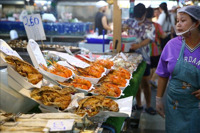 Một quầy hàng tại chợ ở Bangkok, Thái Lan. Ảnh: THX/TTXVN