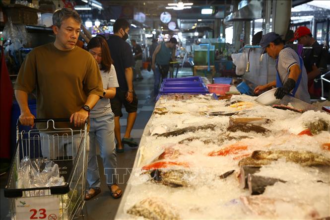 Người tiêu dùng mua sắm tại một chợ ở Bangkok, Thái Lan. Ảnh: THX/TTXVN