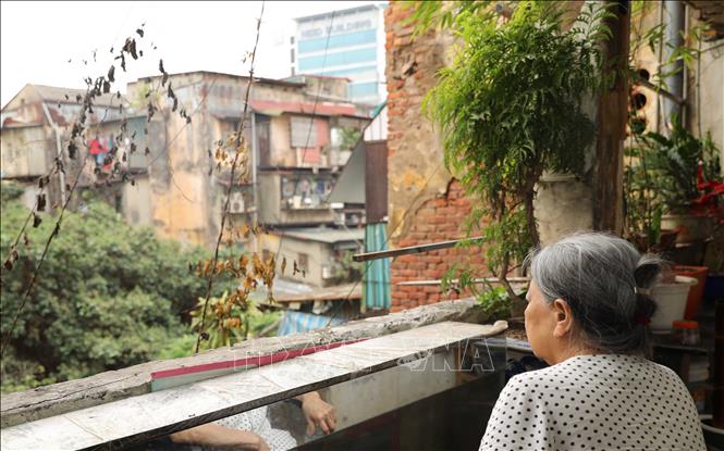 Người dân khu tập thể H1 Thành Công vẫn mòn mỏi chờ đợi dự án cải tạo được triển khai. Ảnh: Thành Phương - TTXVN