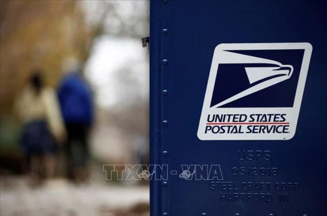 Logo của Công ty bưu chính Mỹ USPS trên thùng hàng ở Washington, ngày 18/12/2024. Ảnh: REUTERS/TTXVN