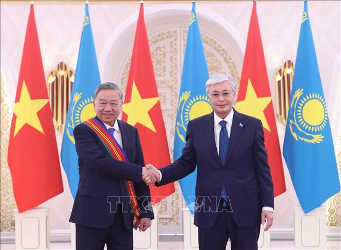 Tổng thống Kassym-Jomart Tokayev trao Huân chương Hữu nghị hạng Nhất của Kazakhstan tặng Tổng Bí thư Tô Lâm. Ảnh: Thống Nhất – TTXVN
 
