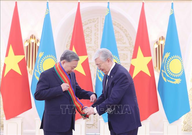 Tổng thống Kassym-Jomart Tokayev trao Huân chương Hữu nghị hạng Nhất của Kazakhstan tặng Tổng Bí thư Tô Lâm. Ảnh: Thống Nhất – TTXVN
 