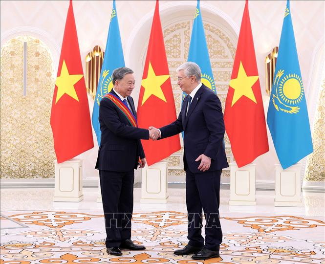 Tổng thống Kassym-Jomart Tokayev trao Huân chương Hữu nghị hạng Nhất của Nhà nước Kazakhstan cho Tổng Bí thư Tô Lâm. Ảnh: Thống Nhất – TTXVN
