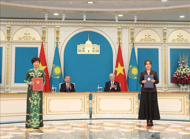 Tổng Bí thư Tô Lâm và Tổng thống Kassym-Jomart Tokayev chứng kiến Lễ trao Thỏa thuận hợp tác giữa Thông tấn xã Việt Nam và Tổ hợp Phát thanh và Truyền hình của Tổng thống Cộng hòa Kazakhstan (TRC). Ảnh: Thống Nhất - TTXVN