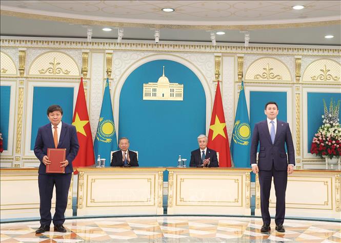 Tổng Bí thư Tô Lâm và Tổng thống Kassym-Jomart Tokayev chứng kiến Lễ trao Biên bản xác nhận việc hoàn tất giao dịch mua bán cổ phần trong Công ty Cổ phần Qazaq Air giữa Tập đoàn Sovico và Quỹ Samruk-Kazyna của Kazakhstan. Ảnh: Thống Nhất - TTXVN