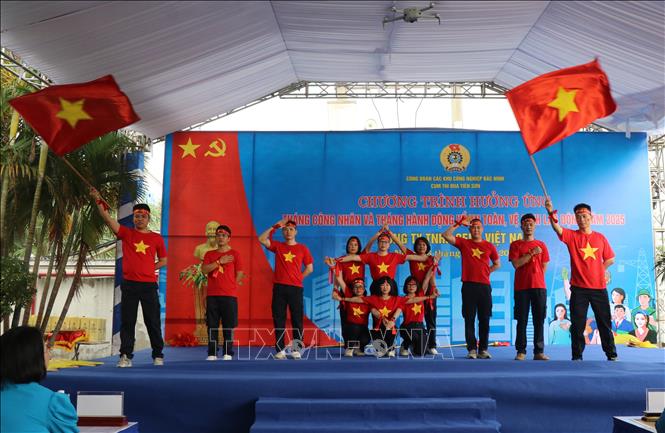 Chương trình văn nghệ do công nhân, người lao động Công ty TNHH Cedo Việt Nam (KCN Đại Đồng – Hoàn Sơn) biểu diễn. Ảnh: Thái Hùng - TTXVN