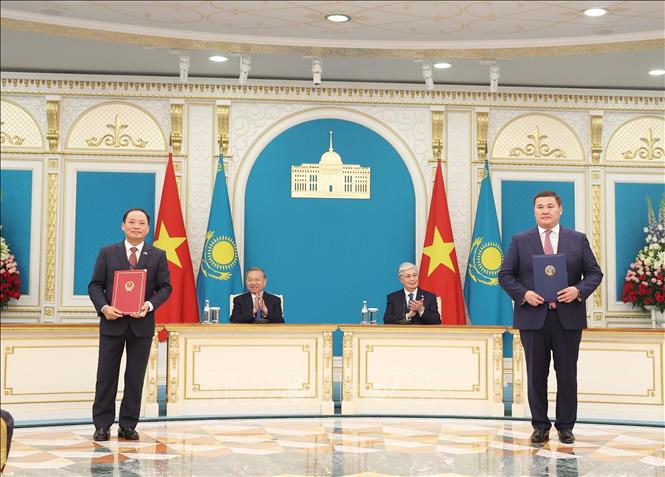 Tổng Bí thư Tô Lâm và Tổng thống Kassym-Jomart Tokayev chứng kiến Lễ trao Bản ghi nhớ hợp tác giữa UBND tỉnh Hưng Yên và Chính quyền tỉnh Kyzylorda. Ảnh: Thống Nhất – TTXVN