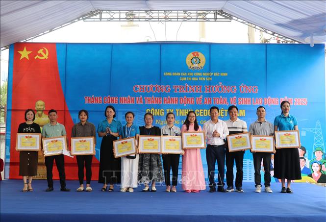 Ban tổ chức tuyên dương đoàn viên, công đoàn cơ sở có thành tích xuất sắc. Ảnh: Thái Hùng - TTXVN