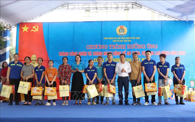 Ban tổ chức trao quà cho người lao động có hoàn cảnh khó khăn. Ảnh: Thái Hùng - TTXVN