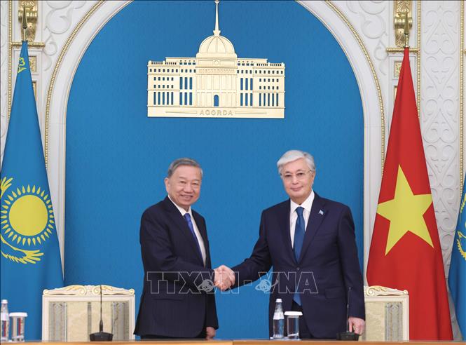 Tổng Bí thư Tô Lâm và Tổng thống Kassym-Jomart Tokayev thông qua Tuyên bố chung về thiết lập quan hệ Đối tác chiến lược Việt Nam - Kazakhstan. Ảnh: Thống Nhất – TTXVN