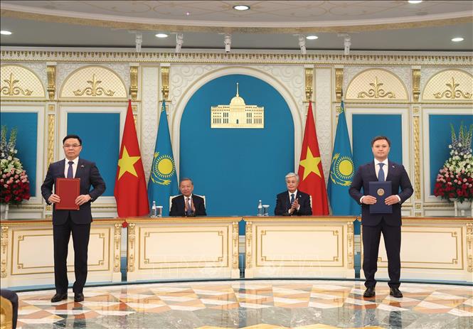 Tổng Bí thư Tô Lâm và Tổng thống Kassym-Jomart Tokayev chứng kiến Lễ trao Thỏa thuận hợp tác trong lĩnh vực thăm dò dầu khí tại Kazakhstan giữa Tập đoàn Công nghiệp Năng lượng quốc gia Việt Nam và Công ty Dầu khí quốc gia Kazakhstan. Ảnh: Thống Nhất – TTXVN 