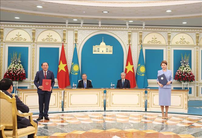 Tổng Bí thư Tô Lâm và Tổng thống Kassym-Jomart Tokayev chứng kiến Lễ trao Bản ghi nhớ hợp tác trong lĩnh vực văn hóa giữa Bộ Văn hóa, Thể thao và Du lịch Việt Nam và Bộ Văn hóa và Thông tin Kazakhstan giai đoạn 2025 – 2027. Ảnh: Thống Nhất – TTXVN
