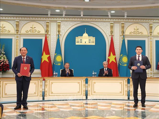Tổng Bí thư Tô Lâm và Tổng thống Kassym-Jomart Tokayev chứng kiến Lễ trao  Bản ghi nhớ hợp tác trong lĩnh vực thể thao giữa Bộ Văn hóa, Thể thao và Du lịch Việt Nam và Bộ Du lịch và Thể thao Kazakhstan. Ảnh: Thống Nhất – TTXVN