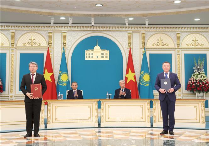 Tổng Bí thư Tô Lâm và Tổng thống Kazakhstan Kassym-Jomart Tokayev chứng kiến Lễ trao Chương trình hợp tác giữa Bộ Tư pháp Việt Nam và Bộ Tư pháp Kazakhstan giai đoạn 2025 – 2027. Ảnh: Thống Nhất – TTXVN 


