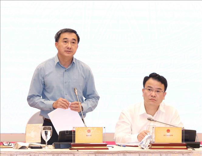 Thứ trưởng Bộ Y tế Trần Văn Thuấn trả lời phỏng vấn báo chí. Ảnh: Phương Hoa – TTXVN
